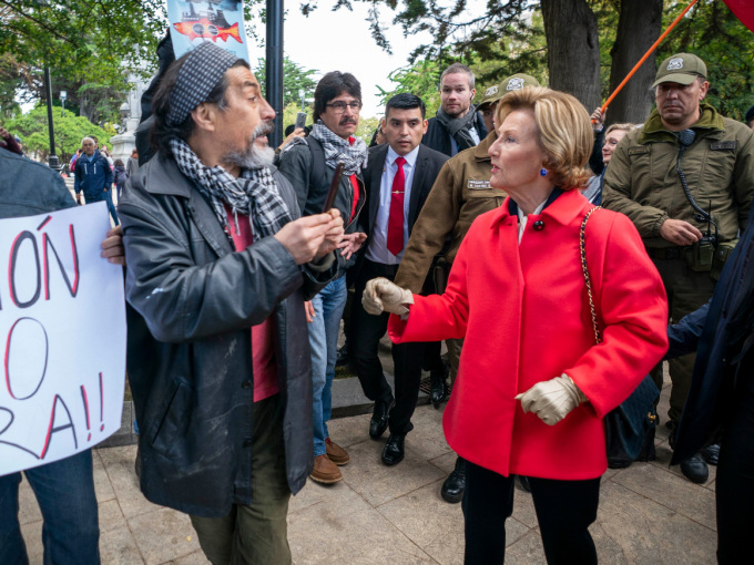 Kongen og Dronningen stanset for å snakke med chilenere som demonstrerte mot lakseoppdrett. Foto: Heiko Junge, NTB scanpix